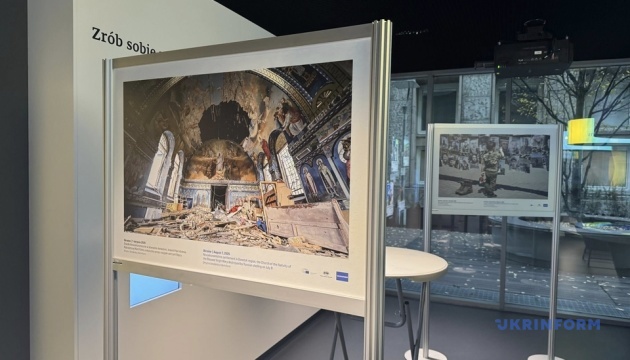 Joint Ukrinform-PAP photo exhibition on war in Ukraine opens in Warsaw