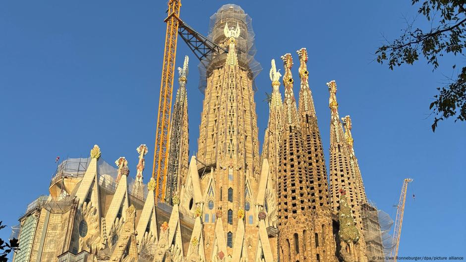 Sagrada Familia becomes world’s tallest church – DW – 10/30/2025