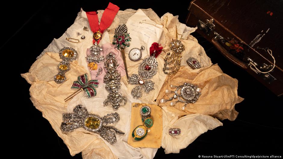 Habsburg family unveils secret royal jewel stash in Canada – DW – 11/06/2025