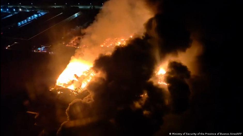 ‘Huge’ explosions rock industrial complex – DW – 11/15/2025