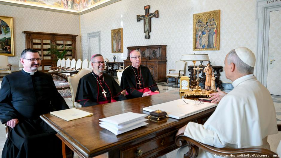 Pope returns dozens of Indigenous artifacts to Canada – DW – 11/15/2025