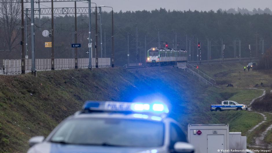 Poland says Ukrainians working for Russia behind rail blast – DW – 11/18/2025