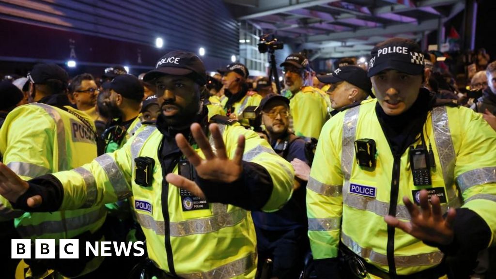 Birmingham sees Maccabi-Villa demos amid ‘unprecedented’ policing