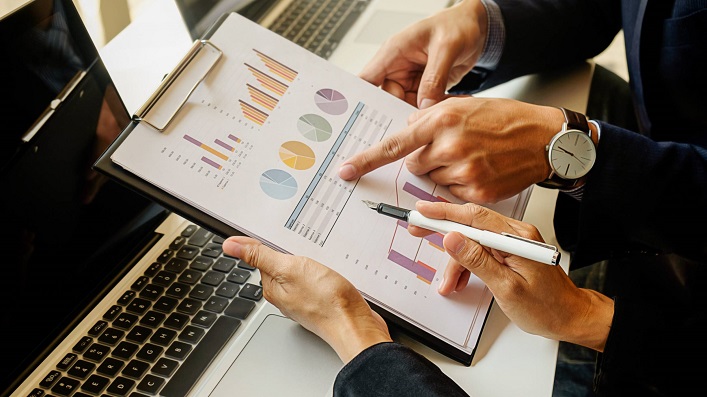 The percentage of entrepreneurs in Ukraine who see the business climate as unfavorable is decreasing, with more than 70% of companies planning to invest in the country in 2026.