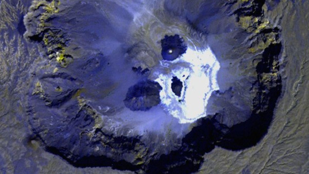 Eerie ‘Skull’ Appears in a Giant Volcanic Pit in The Sahara : ScienceAlert