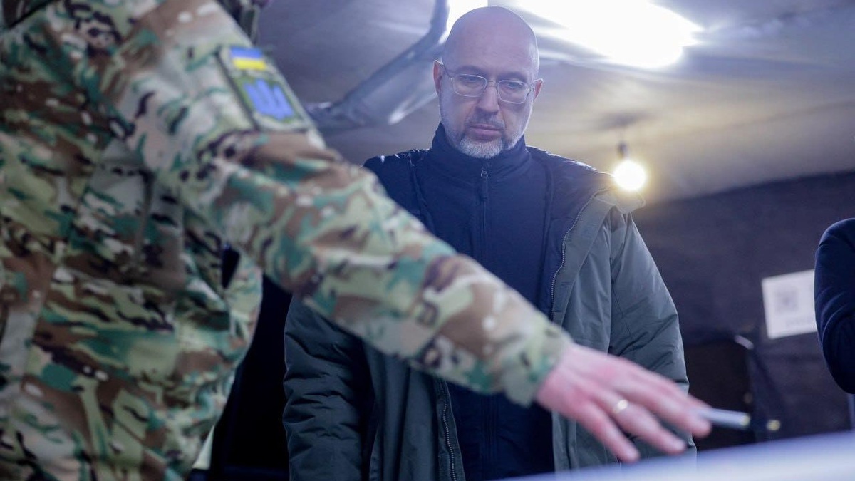 Shmyhal holds meeting with command of 113th Territorial Defense Brigade on situation in Vovchansk area