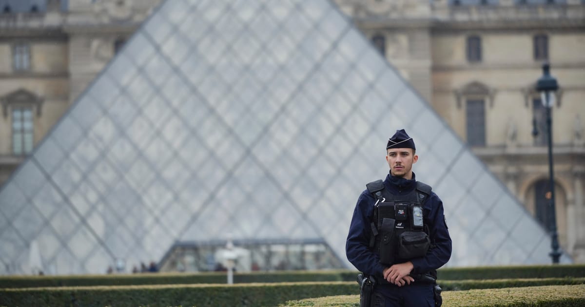 Macron’s plan for Louvre overhaul poses ‘significant financial risks,’ report says – POLITICO
