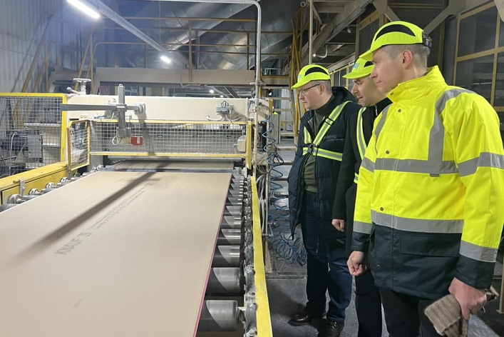 Knauf has produced its first batch of building materials at a new facility in the Ternopil region and is preparing to increase its capacity.