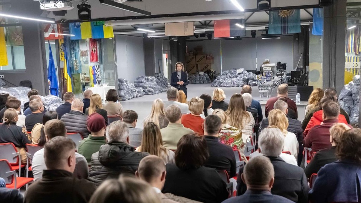 Poroshenko Family donates 900,000 square meters of material for military camouflage nets