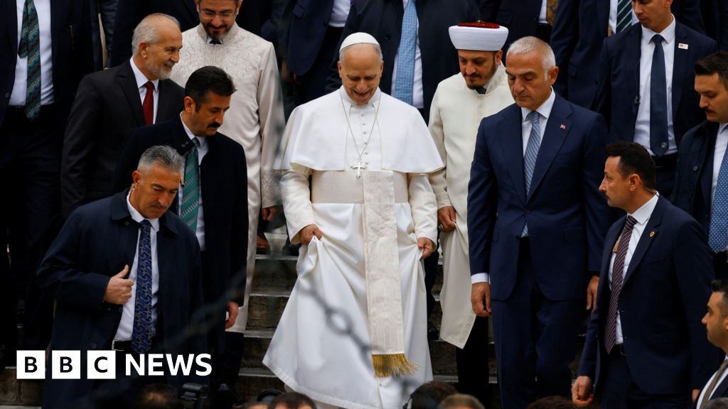 Pope Leo visits Istanbul’s Blue Mosque