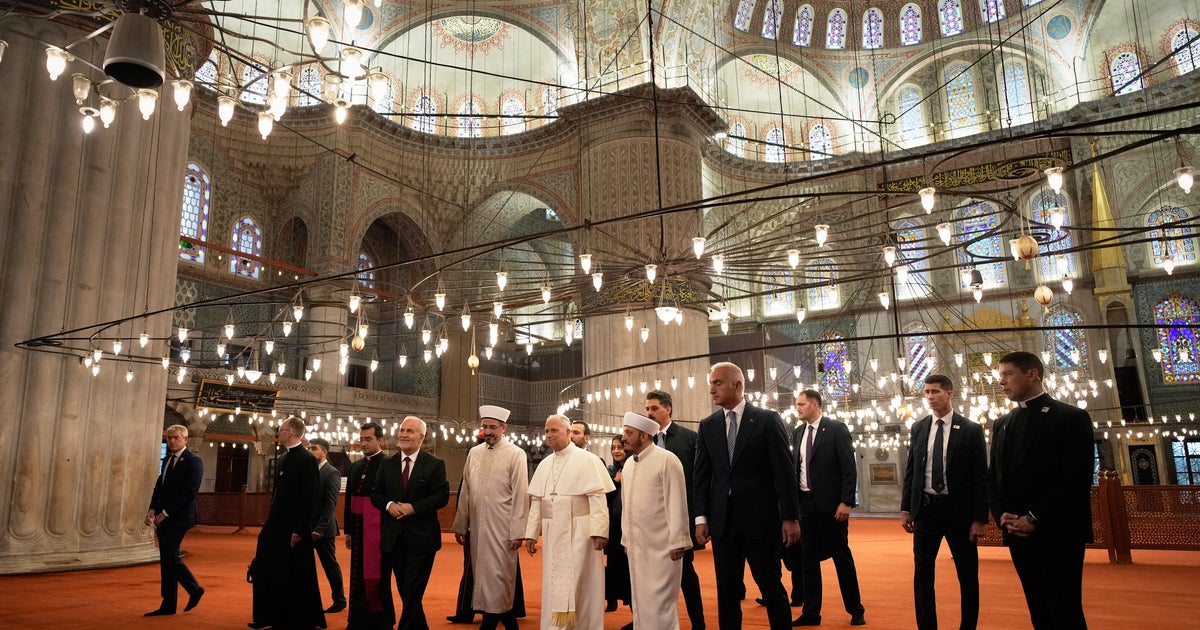 Pope visits Istanbul’s Blue Mosque for meeting with Turkish religious leaders