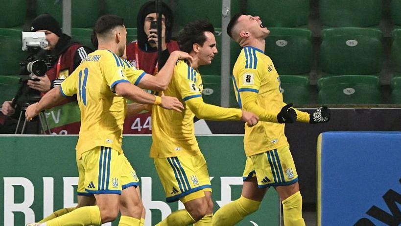 Ukraine strike late to grab World Cup play-off spot