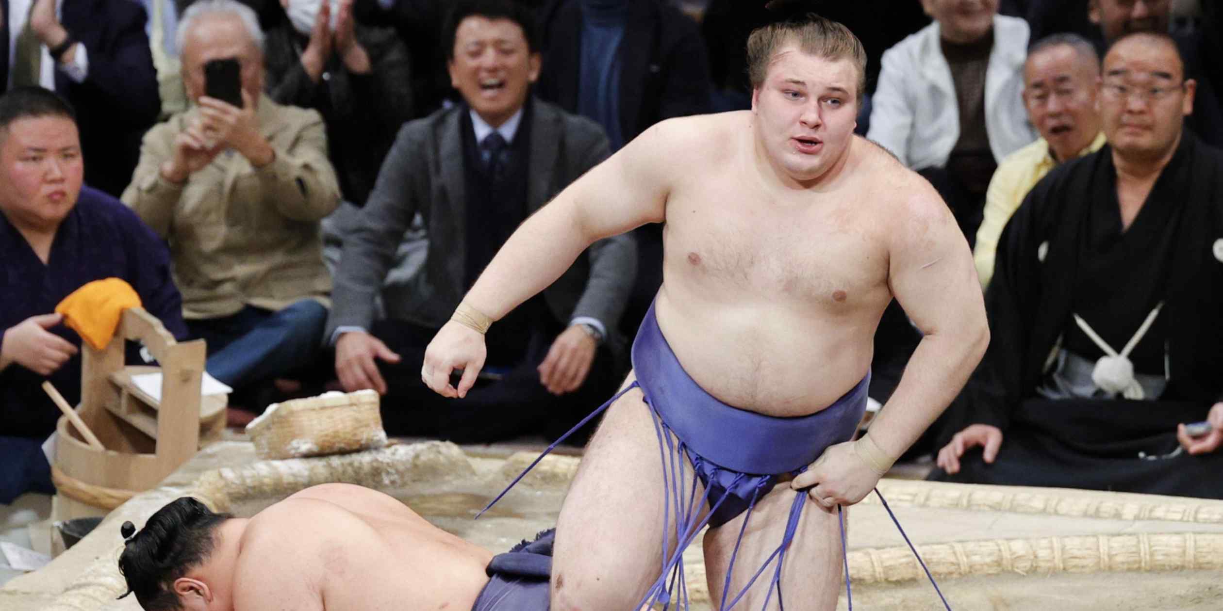 Ukraine-born Aonishiki wins sumo tournament, 1st from war-torn country
