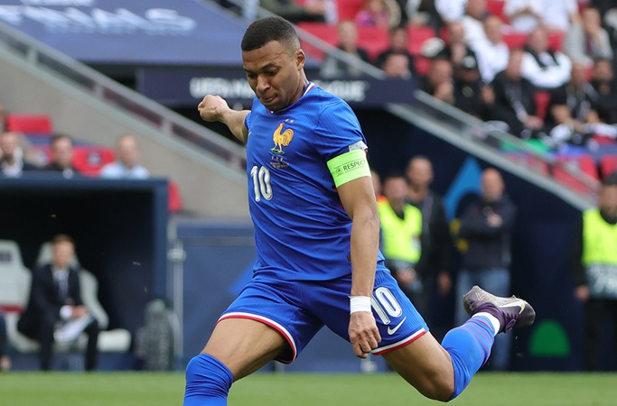 France crush Ukraine to secure World Cup spot