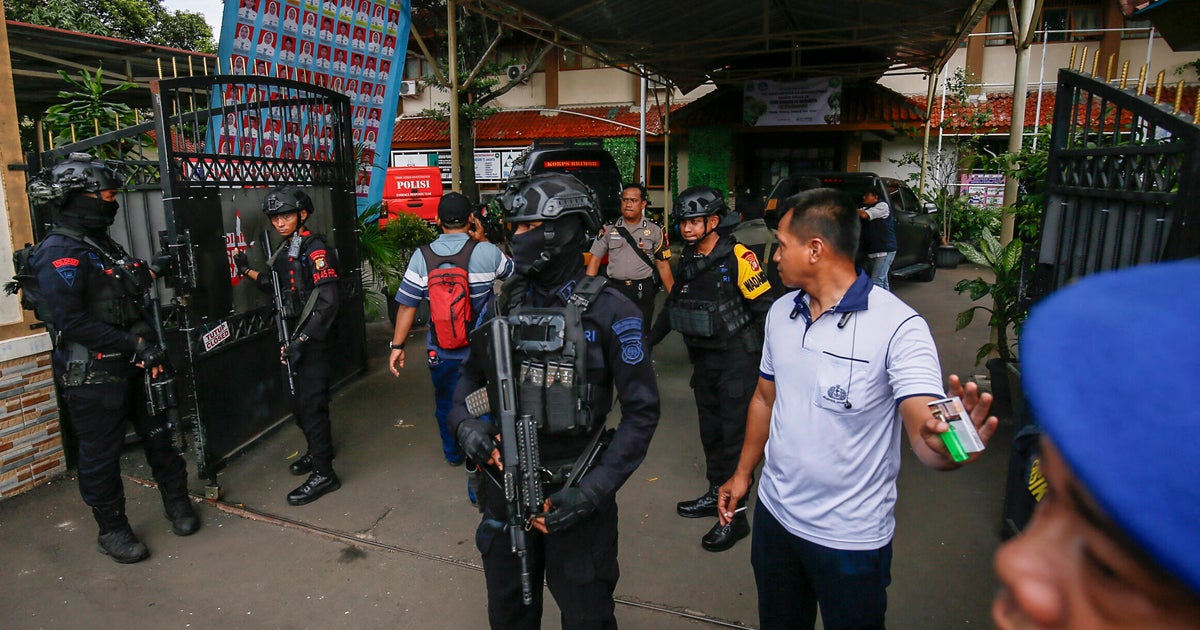 Explosions at high school mosque in Jakarta, Indonesia during Friday prayers wound dozens of students