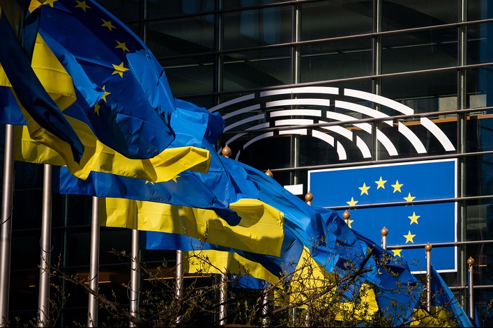 The European Commission has indicated that Ukraine is prepared to open three EU accession negotiation clusters, with a decision possibly to be made in November.