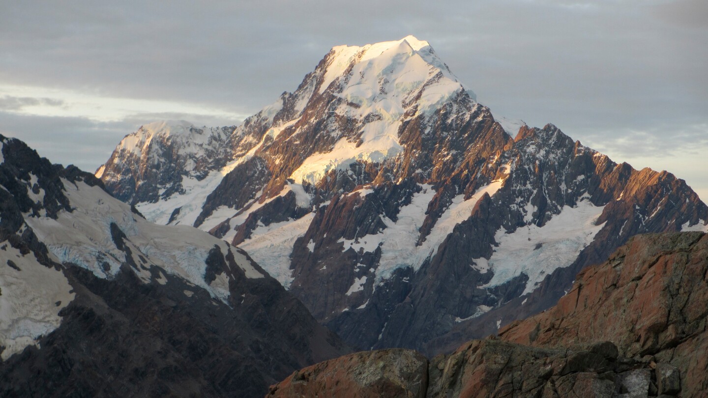 2 climbers die, 2 rescued on New Zealand’s Aoraki mountain
