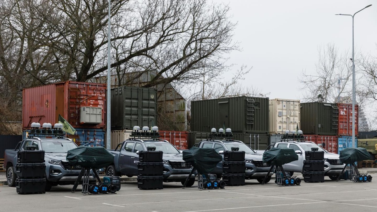 Petro Poroshenko handed over four Ai-Petri technical counterintelligence systems to the military