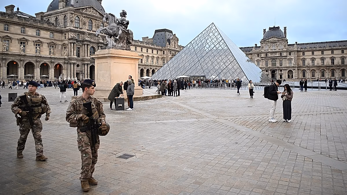 Louvre workers announce strike over work conditions and security after €88m heist