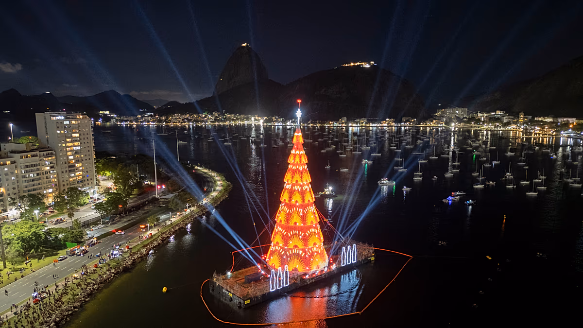 Video. Brazil’s Rio de Janeiro unveils floating Christmas tree
