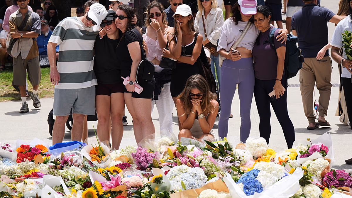 Video. Hundreds gather to lay flowers at the site of the deadly Bondi Beach shooting