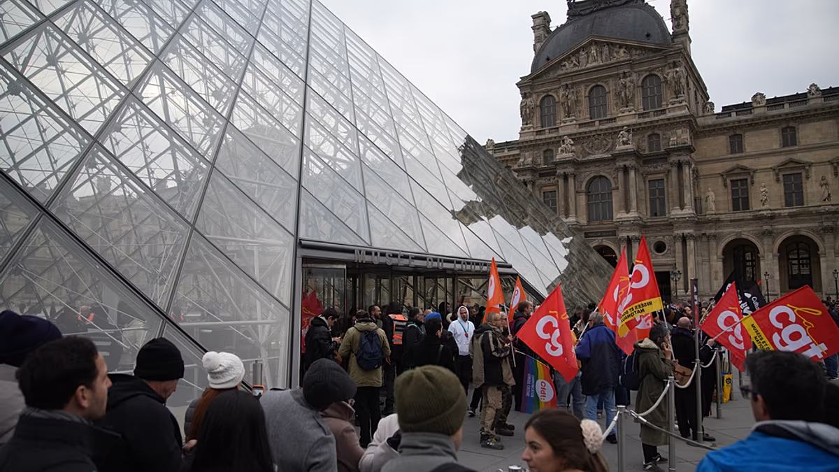 Louvre museum to remain closed Wednesday as strike over working conditions continues