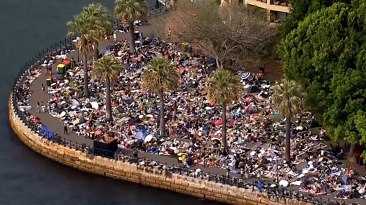 Video. Crowds gather early at Sydney Harbour for New Year’s Eve fireworks