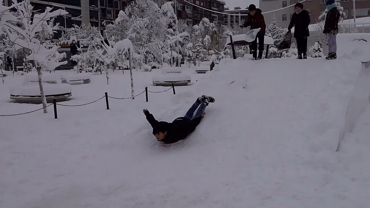 Video. Heavy snowfall closes schools in 14 Turkish provinces
