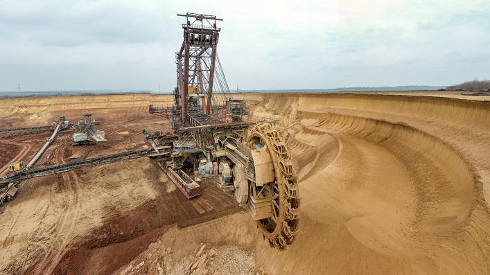 What is essential for attracting investment in Ukraine’s mining sector?