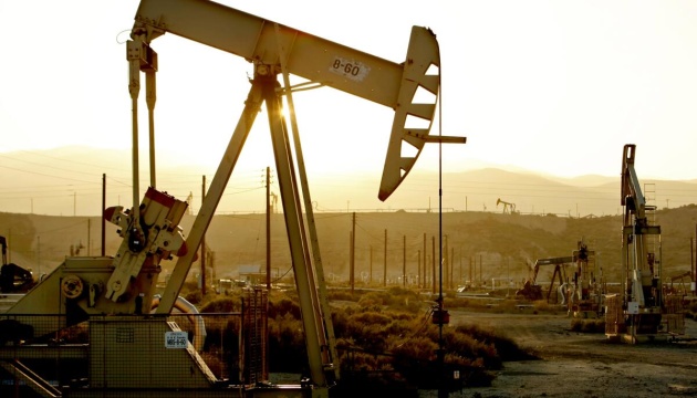 U.S. oil shows weekly gains amid rising tensions in Venezuela