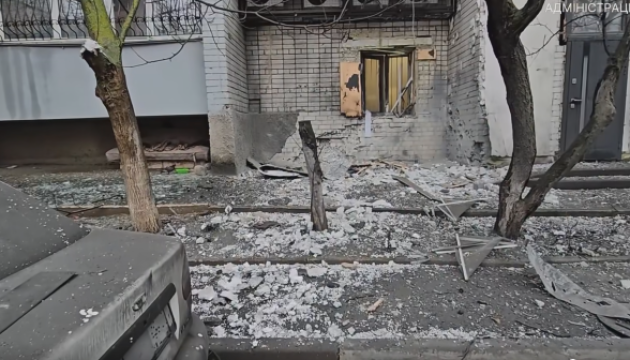 High-rise buildings and supermarket damaged by shelling in Kherson, one person wounded