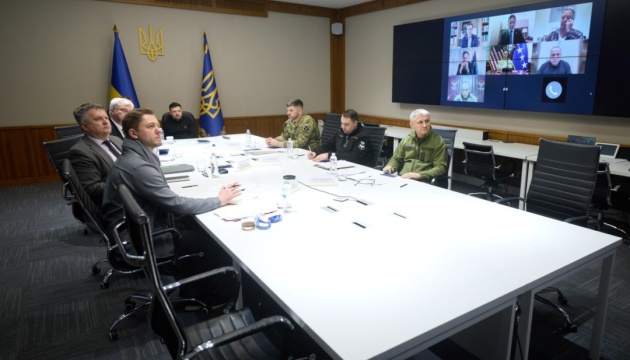Zelensky holds talks with U.S. team on security guarantees