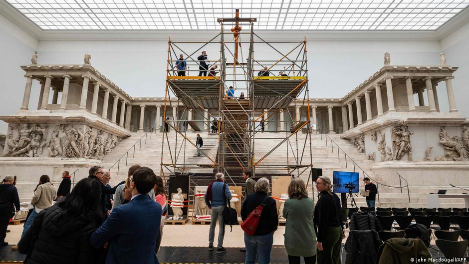 Behind the scenes of Berlin’s Pergamon Museum renovation – DW – 12/07/2025