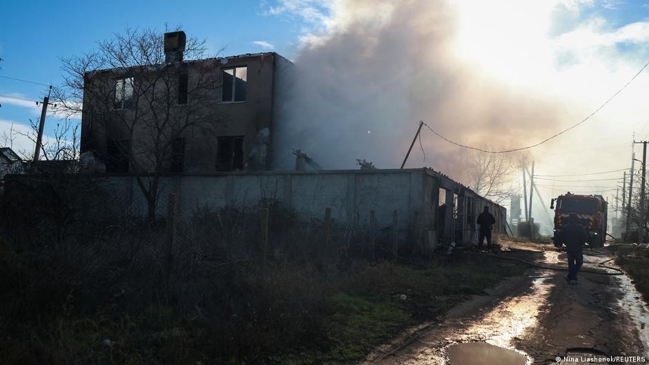 Russian strikes cut power to thousands – DW – 12/13/2025