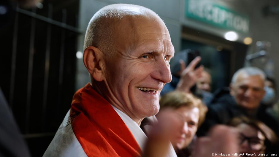 Belarus releases political prisoners including Nobel winner – DW – 12/13/2025