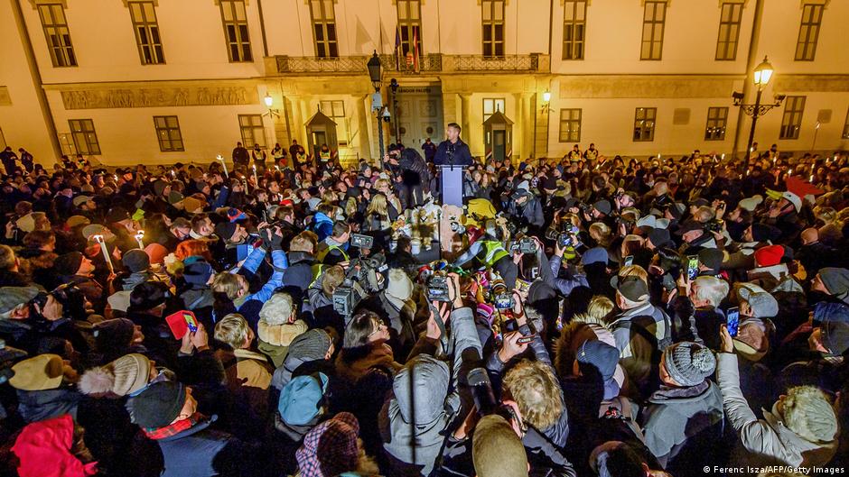 Thousands march demanding Orban’s ouster – DW – 12/14/2025