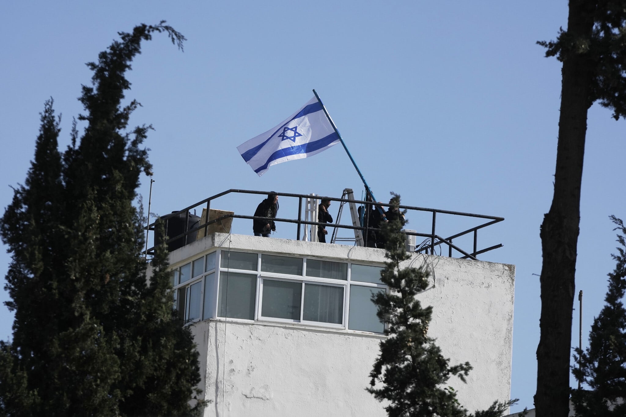Police raid UNRWA offices in East Jerusalem, raise Israeli flag over compound