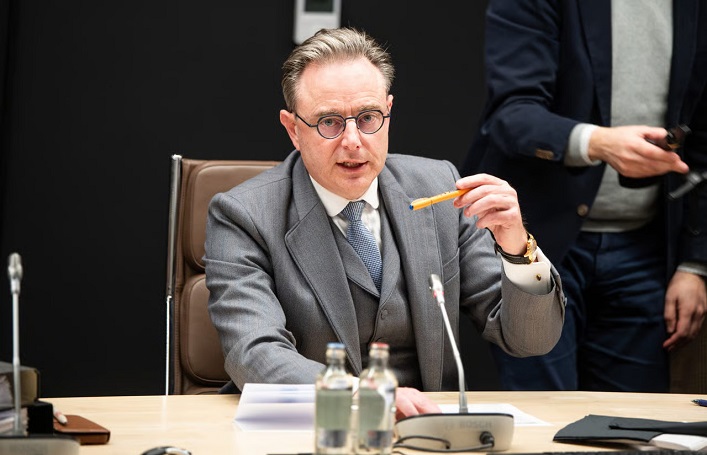 Belgian Prime Minister Bart de Wever says Russia is unlikely to lose the war in Ukraine and considers transferring frozen Russian assets to Kyiv as “theft.”