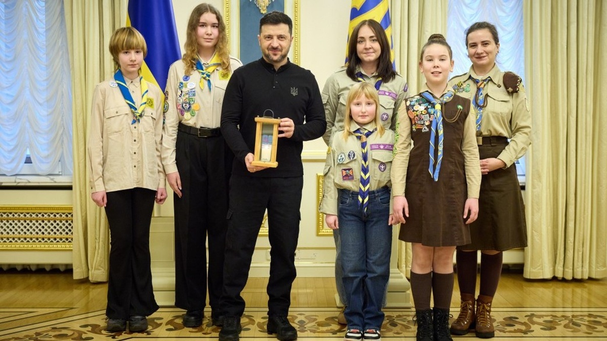 Zelenskyy accepts Bethlehem Peace Light from scout organizations of Ukraine