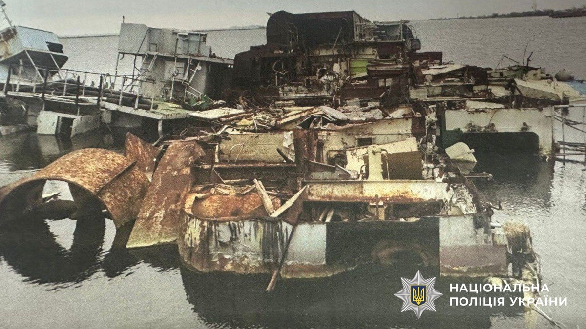 Defense official and two retail workers caught selling off old warships