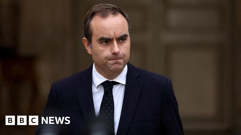 Crunch budget vote risks trouble for French PM