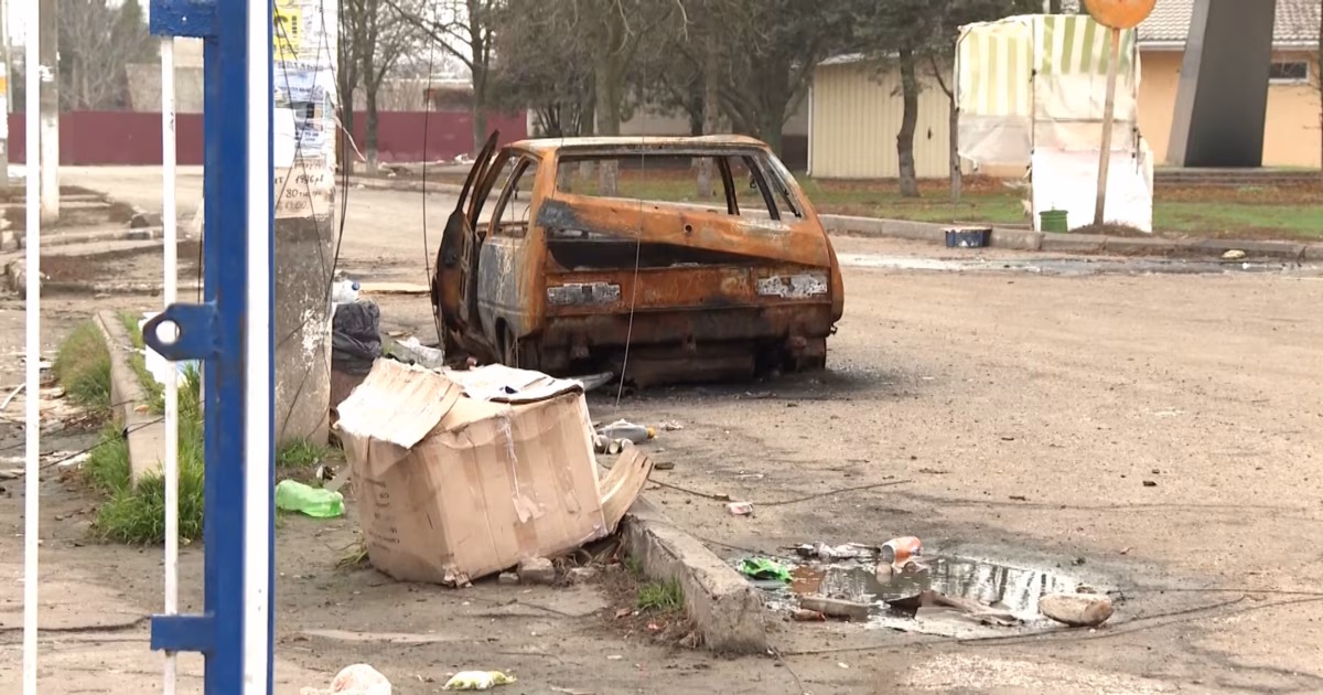 As Russia Advances On Pokrovske, Ukrainian Police Rush To Evacuate Residents
