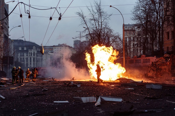 Despite ongoing peace negotiations and the Christmas holiday, Russia conducted a massive drone and missile attack on Kyiv and its surrounding areas with 500 drones and 40 missiles.