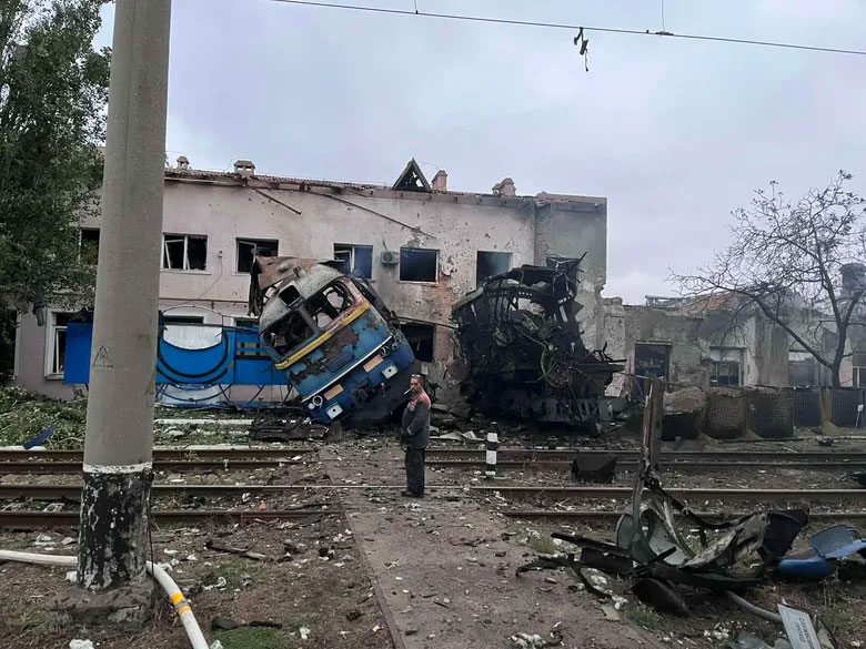 The figure continues to increase with every strike: Russia attacks 50 Ukrainian railway stations while trains carry war effort alone