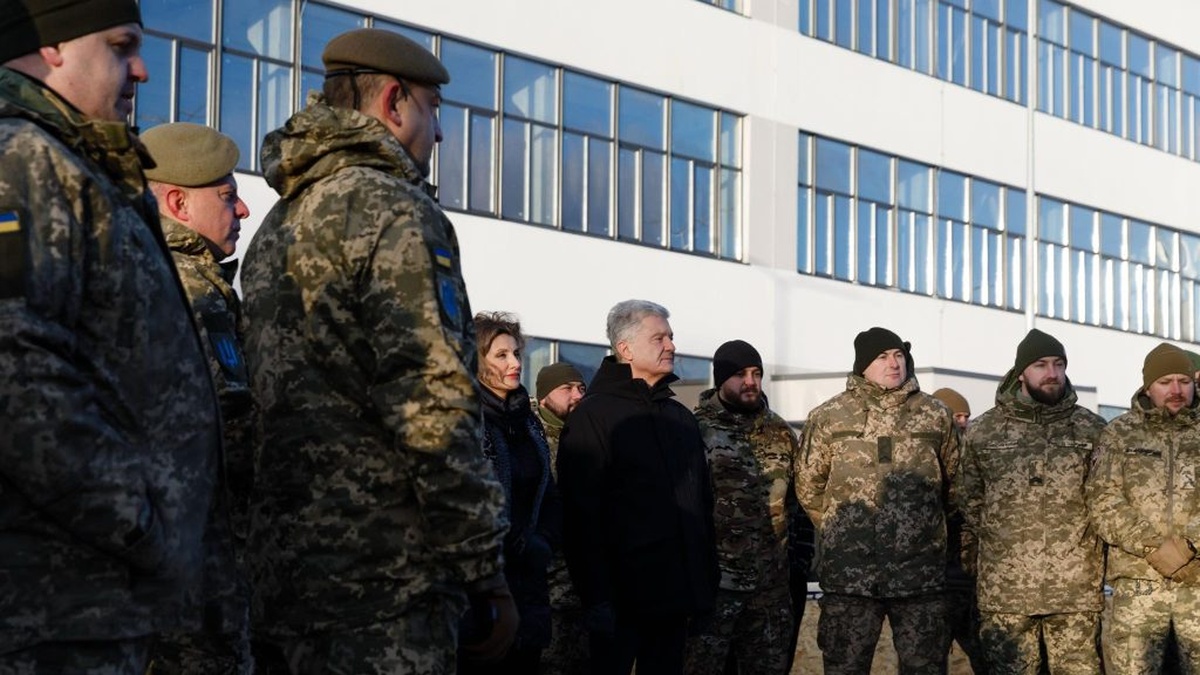 Poroshenko handed over ‘Blyskavky’ and other equipment to the Armed Forces of Ukraine