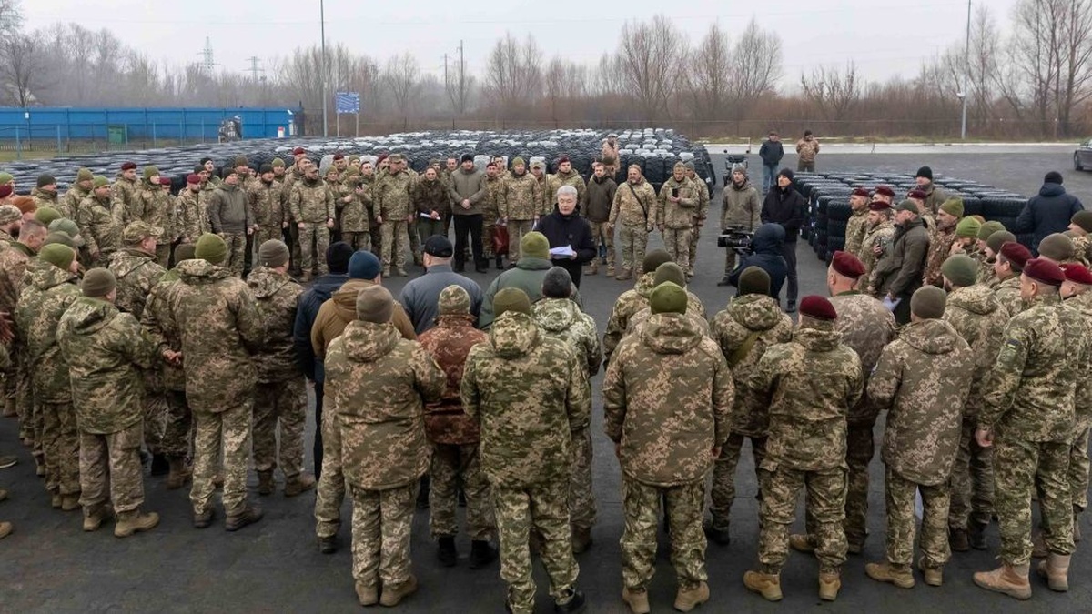 Poroshenko provided 24 brigades of the Defence Forces with tyres and mobile tyre fitting equipment