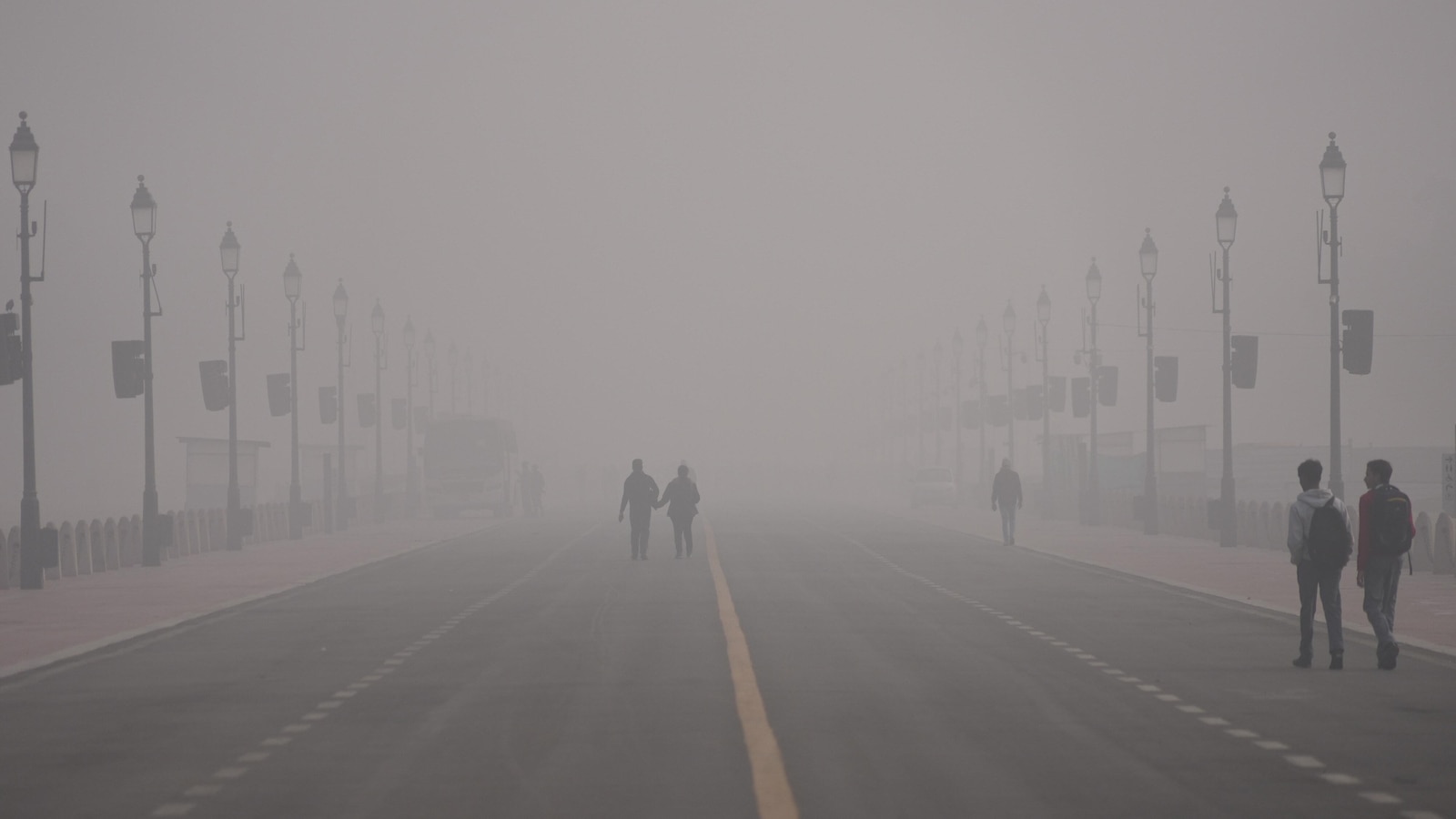 Toxic smog blankets New Delhi, disrupting travel, air quality at hazardous levels