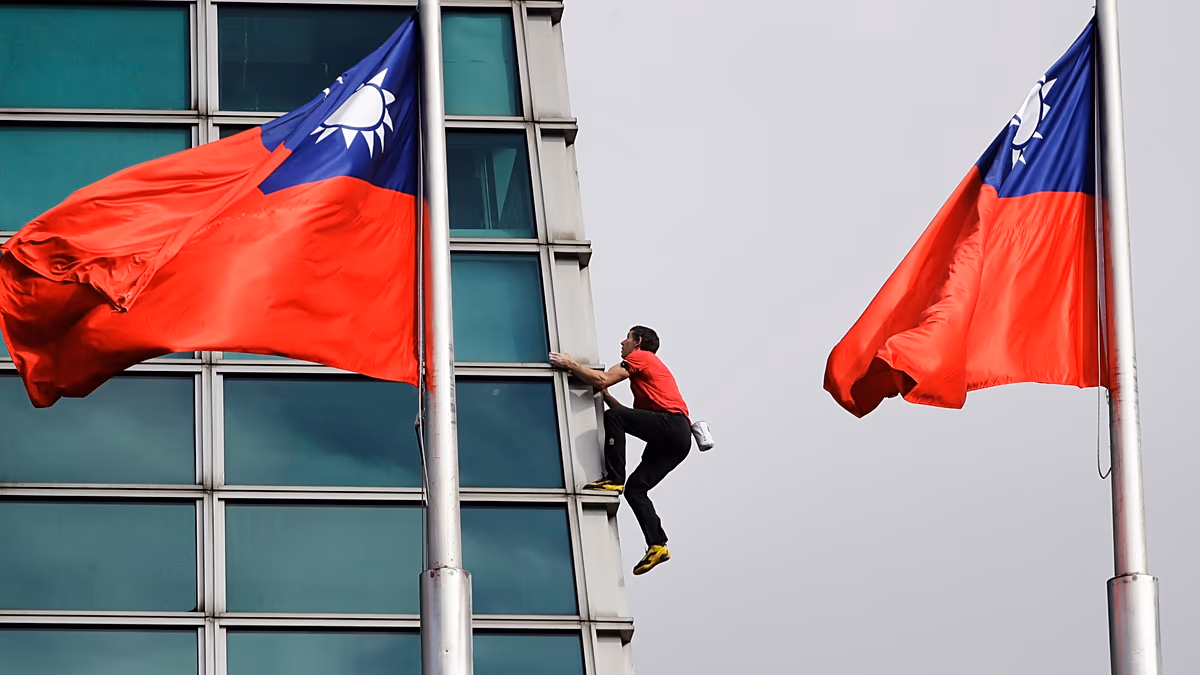American rock climber Alex Honnold reaches top of Taipei 101 skyscraper without ropes