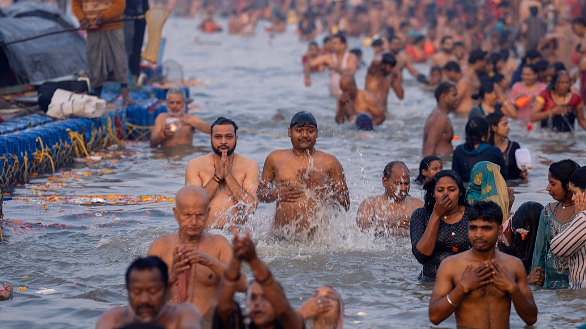 Video. Thousands of Hindu devotees take holy dip at Sangam during Magh Mela festival