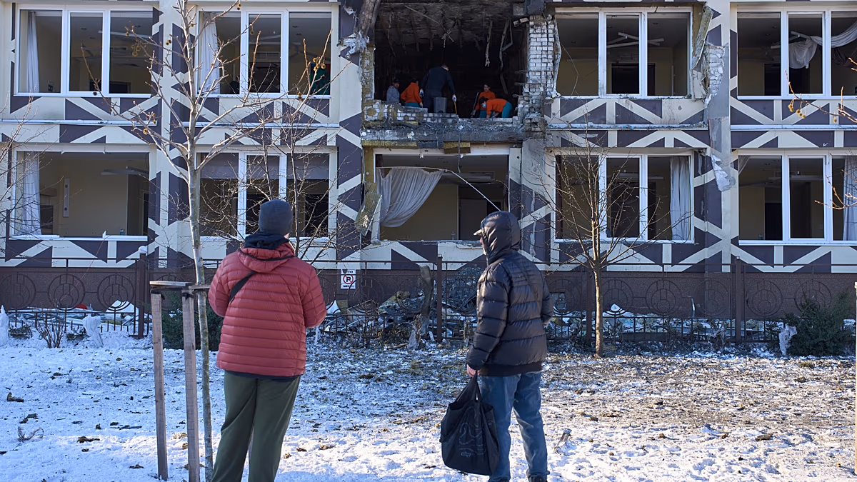 Video. Russian strike hits Kyiv clinic, kills 1 and injures 3